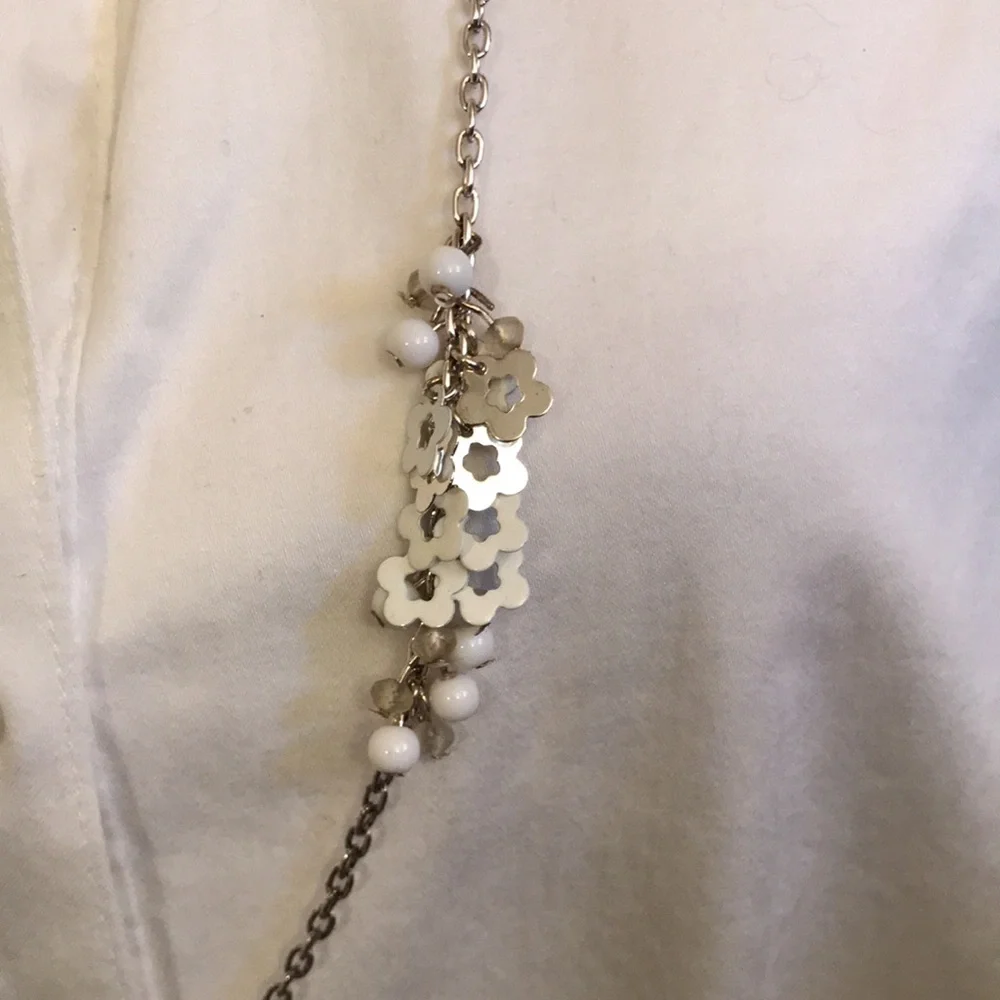 Silver-tone white flower and bead design necklace. Very cute! - Picture 2 of 8